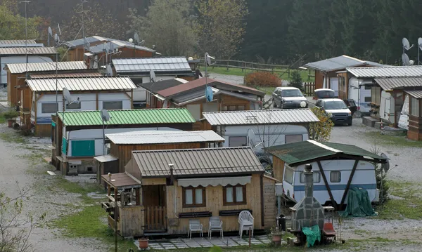 Цыгане цыганский лагерь на окраине — стоковое фото