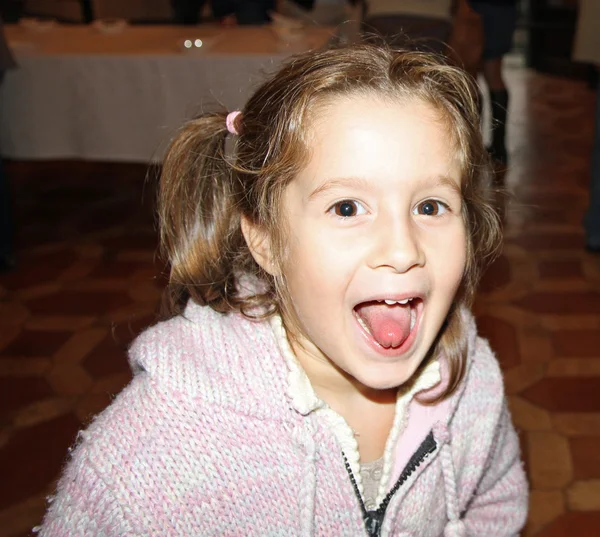 Młode dziewczyny monella nieco ściąga język — Zdjęcie stockowe