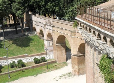 Kale duvarlarında ünlü gizli Geçidi geçişi denir
