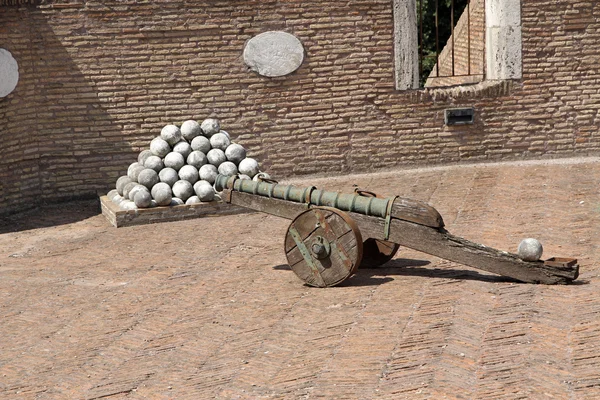 Cañones de bronce y las bolas de cañón de mármol a Castel Sant 'Angelo —  Fotos de Stock