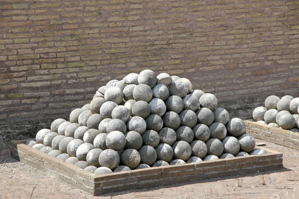 ローマのサンタンジェロの大理石のキャノン ボール — ストック写真