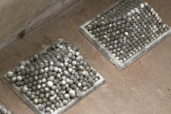 Bolas de canhão de mármore antigas para Castel Saint Angel em Roma — Fotografia de Stock