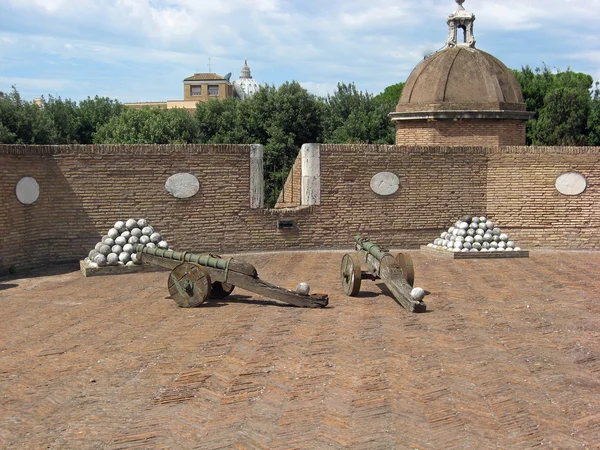 Castel sant'angelo mermer top toplar ve bronz toplar — Stok fotoğraf