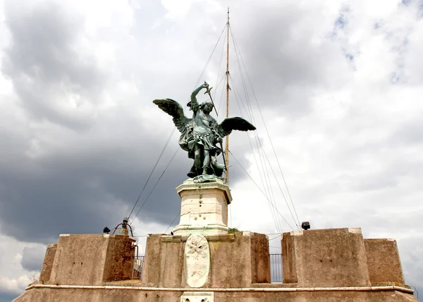 天使在意大利罗马城堡的青铜雕像 — 图库照片