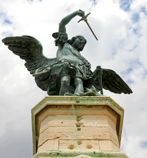 Estatua de bronce de un ángel en la parte superior del castillo de Sant 'Angelo — Foto de Stock