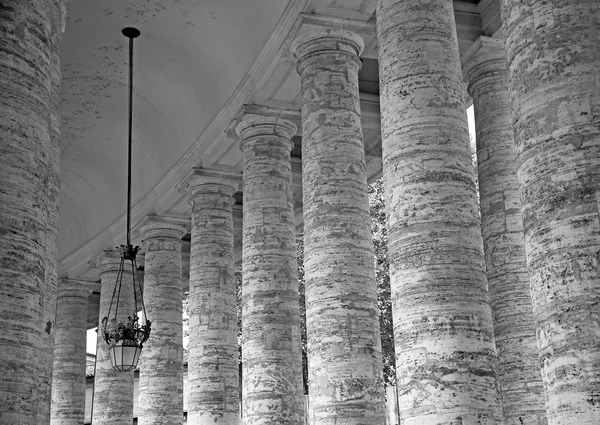 Colunas famosas da colunata de Bernini na praça de São Pedro em t — Fotografia de Stock