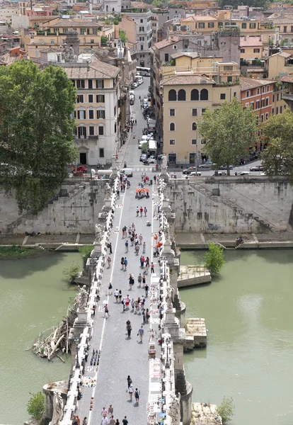 Tiber řeky a svatý anděl most a mnoho lidí — Stock fotografie