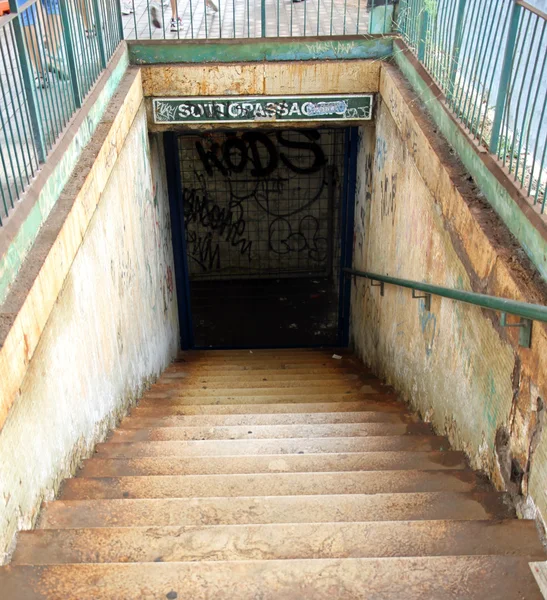 Ferrocarril abandonado lugar de paso subterráneo de drogadictos y borrachos —  Fotos de Stock