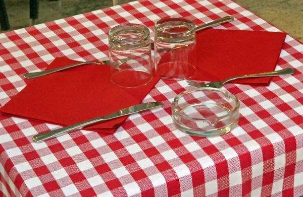 Mesa de juego con mantel rojo y blanco comprobado por una re italiano — Foto de Stock