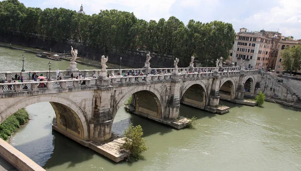 Fiume Tevere e Ponte Sant'Angelo a Roma — Foto Stock