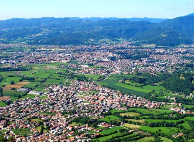 Yukarıda da görüleceği bir şehir panoraması