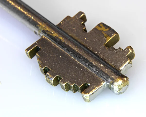 Schlüssel aus Edelstahl zum Öffnen einer verschlossenen Sicherheitstür — Stockfoto