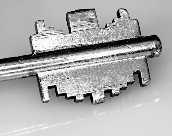 Macro d'une clé en acier inoxydable d'une porte — Photo