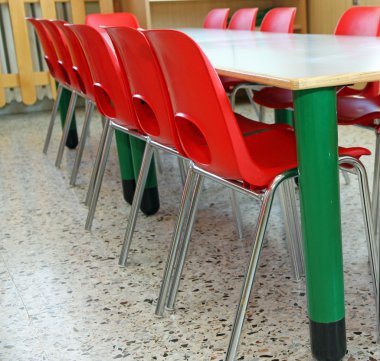 rode stoelen in een klasse van een kleuterschool