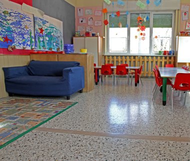 mavi koltuk ve kırmızı sandalye bir sınıfta bir anaokulu