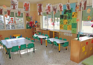 tavanda asılı sonbaharda ağaç çizimler