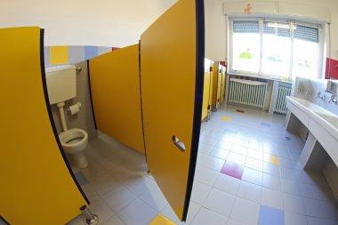 çocuk odası lavabo banyo içine sarı kapı