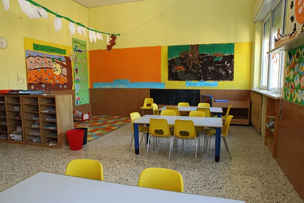 Binnen kleuterschool klasse met gele stoelen in de ochtend — Stockfoto