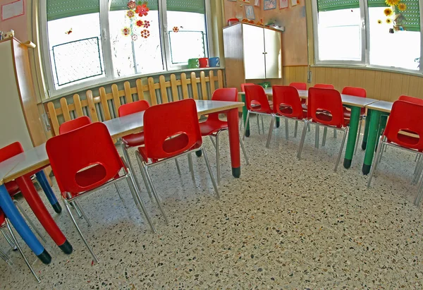 Pequenas cadeiras vermelhas de um jardim de infância — Fotografia de Stock