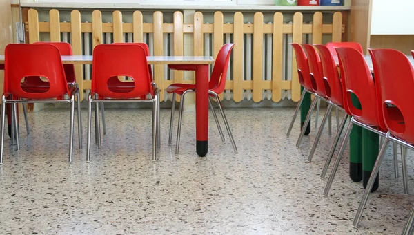 Mobília interna de cadeiras e mesas de um jardim de infância — Fotografia de Stock