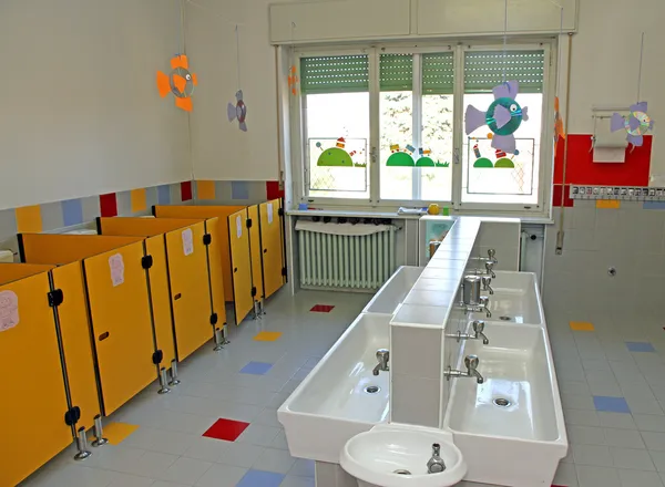 Waschbecken für Säuglinge im Kinderzimmer — Stockfoto