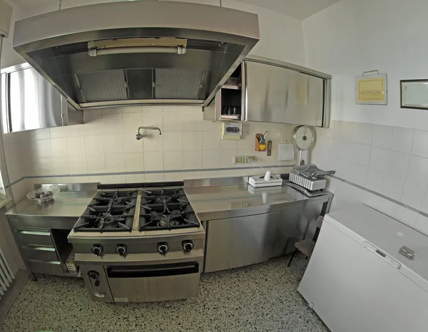De industriële keuken roestvrij staal voor het voorbereiden van maaltijden met een bi — Stockfoto