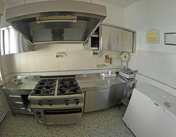 Stainless steel industrial kitchen for preparing meals with a bi — Stock Photo, Image