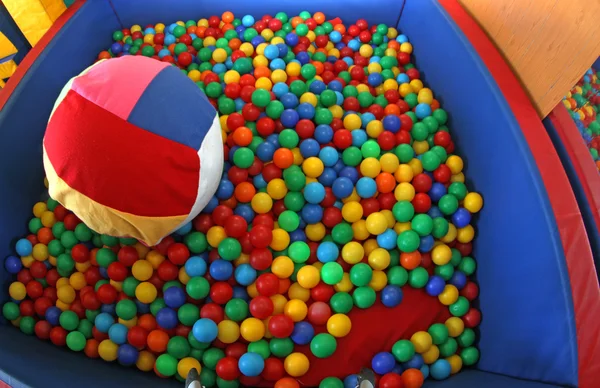 Pool med massor av plast bollar — Stockfoto