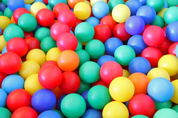 Bola plástica brilhante em uma piscina de um quarto de crianças para jogar — Fotografia de Stock