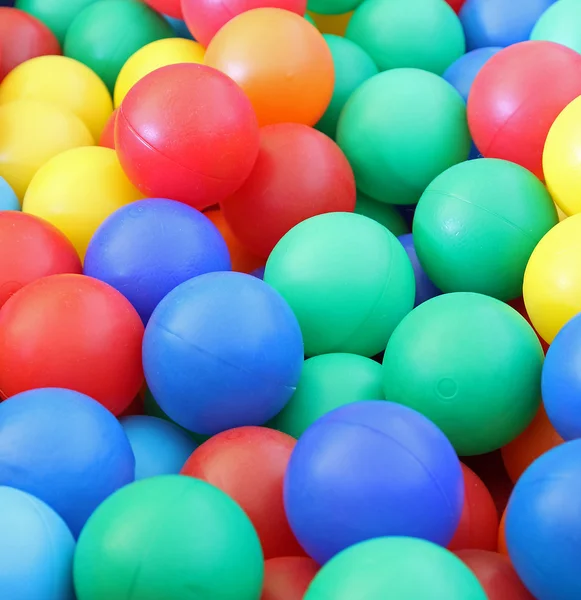 Nahaufnahme brillanter farbiger Plastikkugeln — Stockfoto