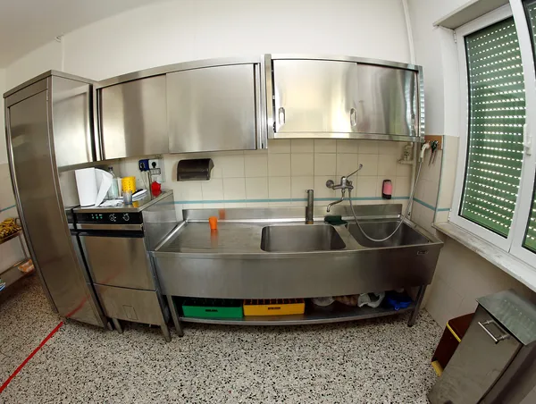 Industriële roestvrij stalen gootsteen keuken van een school kantine — Stockfoto