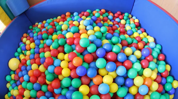 Piscina com muitas bolas plásticas coloridas — Fotografia de Stock