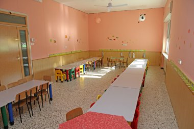bir anaokulu içinde kantin banklar