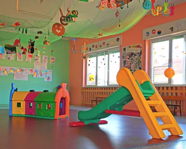 Dia en kunststof tunnel in de speelkamer — Stockfoto