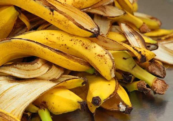 Cáscaras de plátano amarillo solo pelar para almacenar residuos orgánicos — Foto de Stock