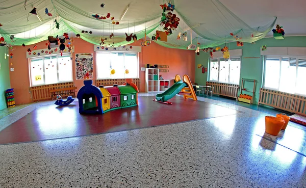 Salão espaçoso centro de berçário importante com muitos orn de Natal — Fotografia de Stock