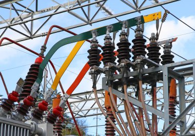 yüksek gerilim t büyük bakır çubuklar ile elektrik bağlantısı