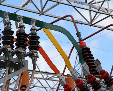 yüksek gerilim t büyük bakır çubuklar ile elektrik bağlantısı