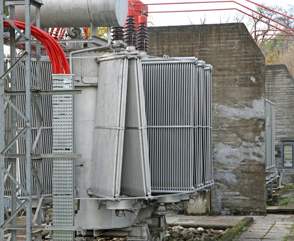 Elektrische spanning transformator van een krachtige elektriciteitscentrale — Stockfoto