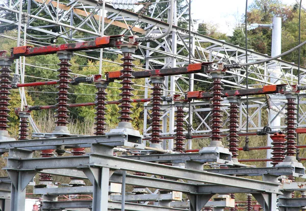 Isoladores eléctricos de uma central eléctrica — Fotografia de Stock