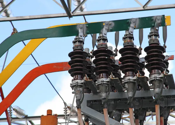 Grandes aisladores de corriente con barras de cobre para energía eléctrica —  Fotos de Stock