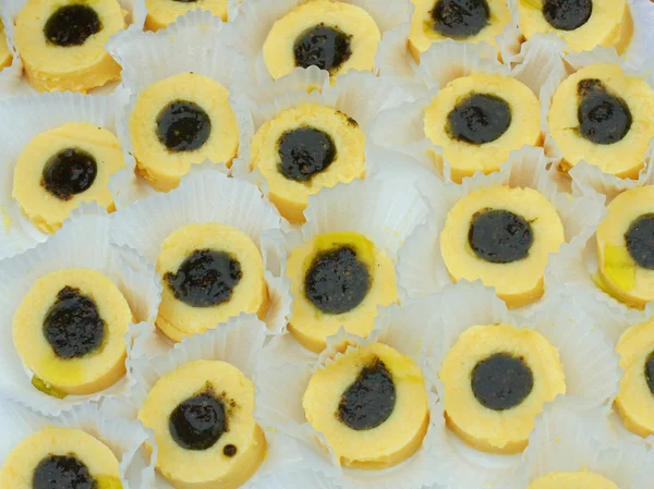 Círculos polenta feitas com farinha de milho e pesto de manjericão e creme ins — Fotografia de Stock
