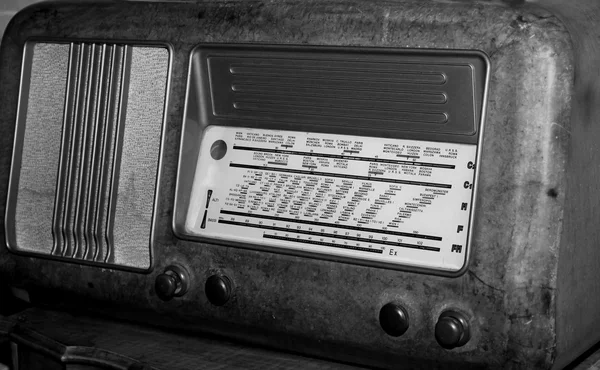 Rádio vintage do século passado com os botões para ajustar o r — Fotografia de Stock