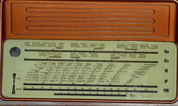 Tabel van radiostations van de vorige eeuw in een oude transistor — Stockfoto