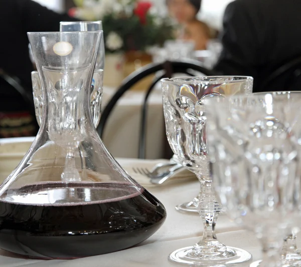 Decanter with wine in a table with glass of fine Bohemian glassw — Stock Photo, Image