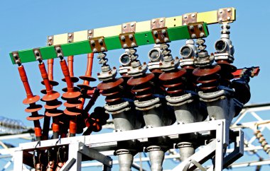 Yüksek voltajlı elektrik kabloları içinde electri üretmek için enerji santrali