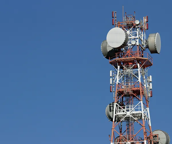 Antenas repetidoras para comunicación móvil y señal de televisión —  Fotos de Stock