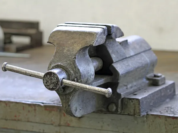 Banco da lavoro di un fabbro in un'officina meccanica — Foto Stock