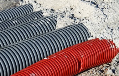 Kırmızı pvc hortumu ve elektrik döşenmesi için dört gri boru-oluklu