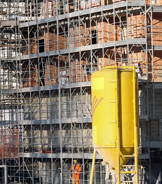 水を含んでいる建物に足場を大きな黄色のサイロ — ストック写真